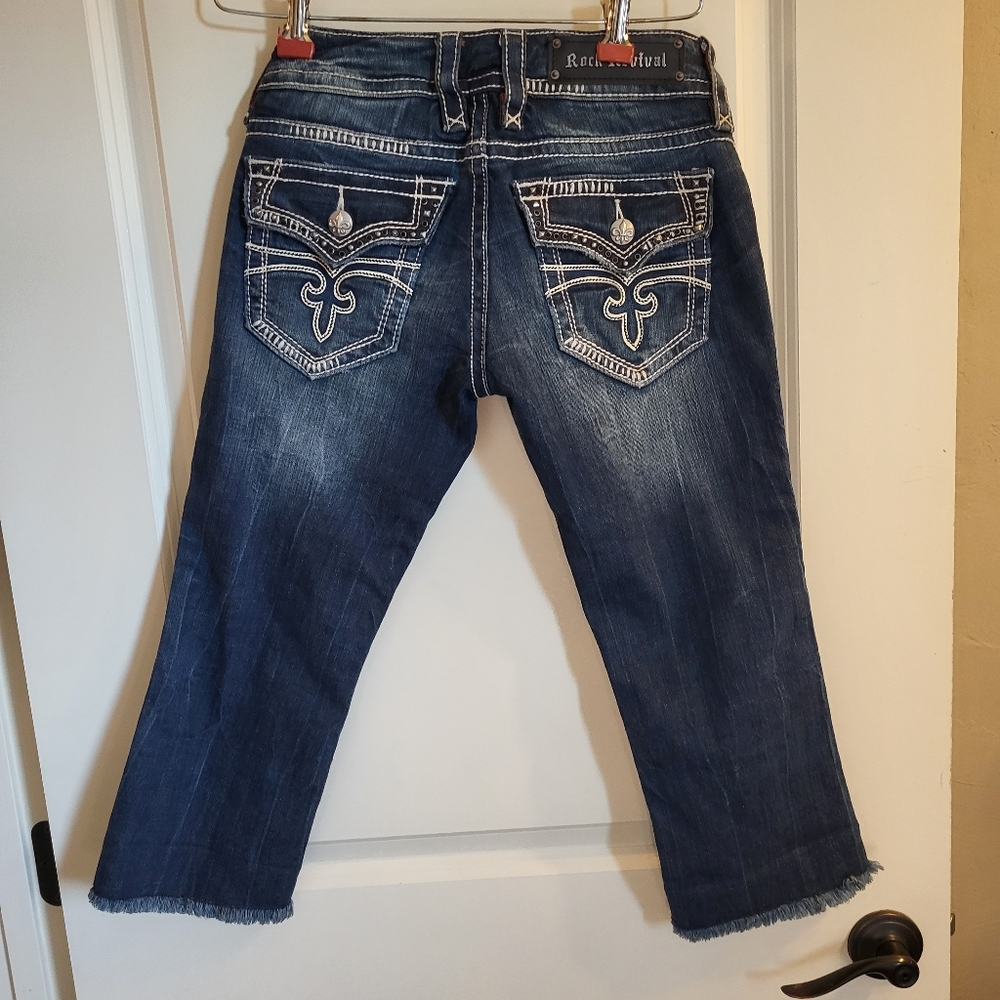 Rock Revival Bud Dark Distressed Frayed Hem Capri 26